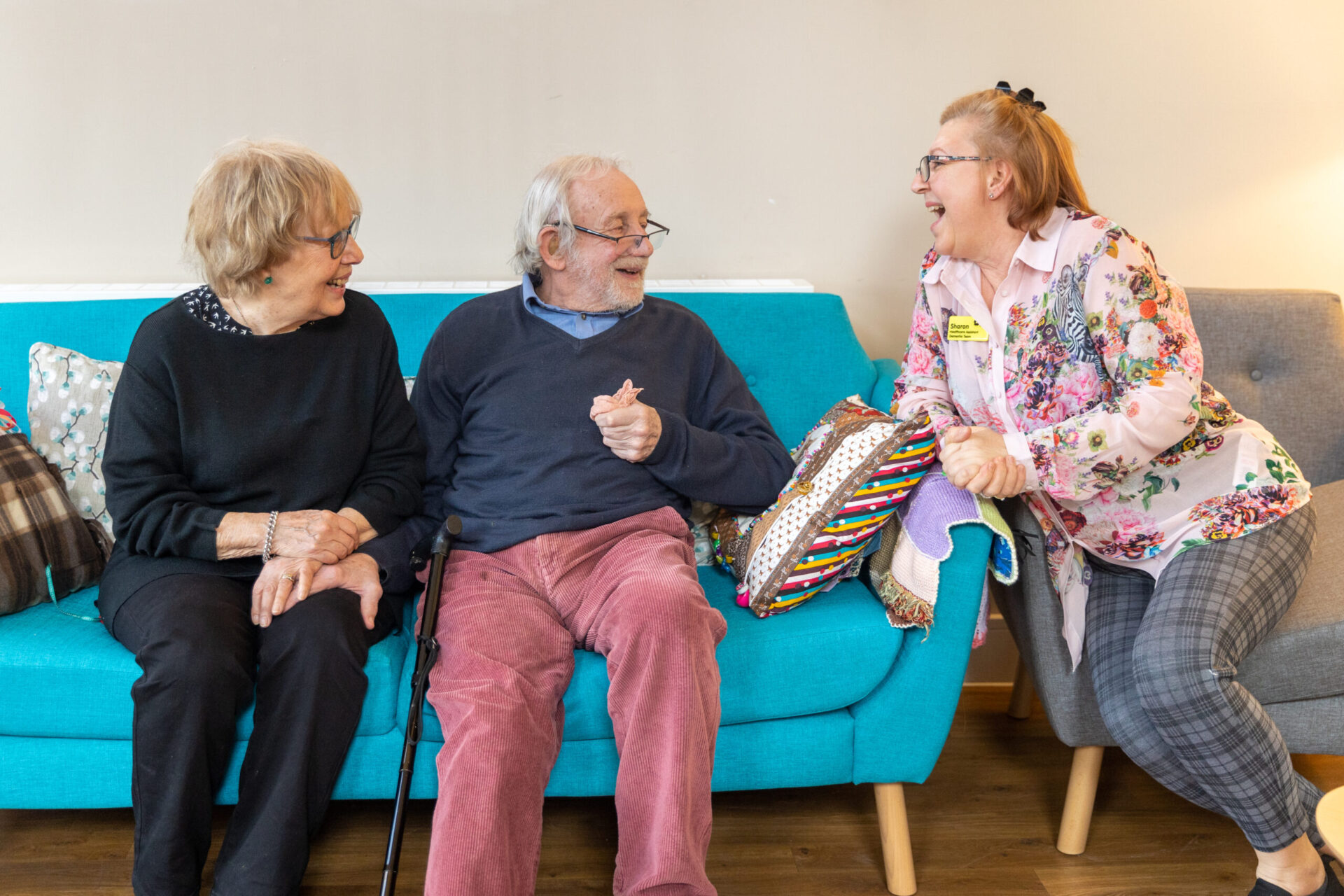Hospice Hub – couple with healthcare assistant Heart of Kent Hospice Hub. A couple sit talking with a Healthcare assistant.